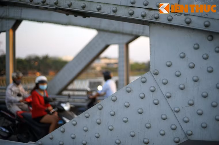 Đến năm 2004 cầu lại một lần nữa đổi tên, từ Tràng Tiền thành Trường Tiền. Đây là tên gọi chính thức của cầu cho đến nay.