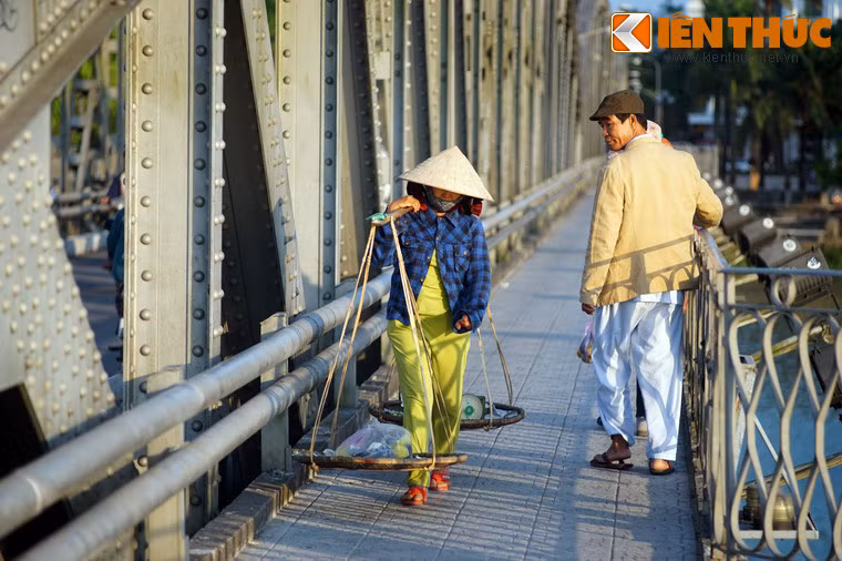 Cầu đã in dấu trong trái tim người dân Cố đô Huế qua câu ca: Cầu Trường Tiền sáu vài mười hai nhịp/ Em theo không kịp, tội lắm anh ơi/ Bấy lâu mang tiếng chịu lời/ Anh có xa em đi nữa, cũng tại ông Trời nên xa.