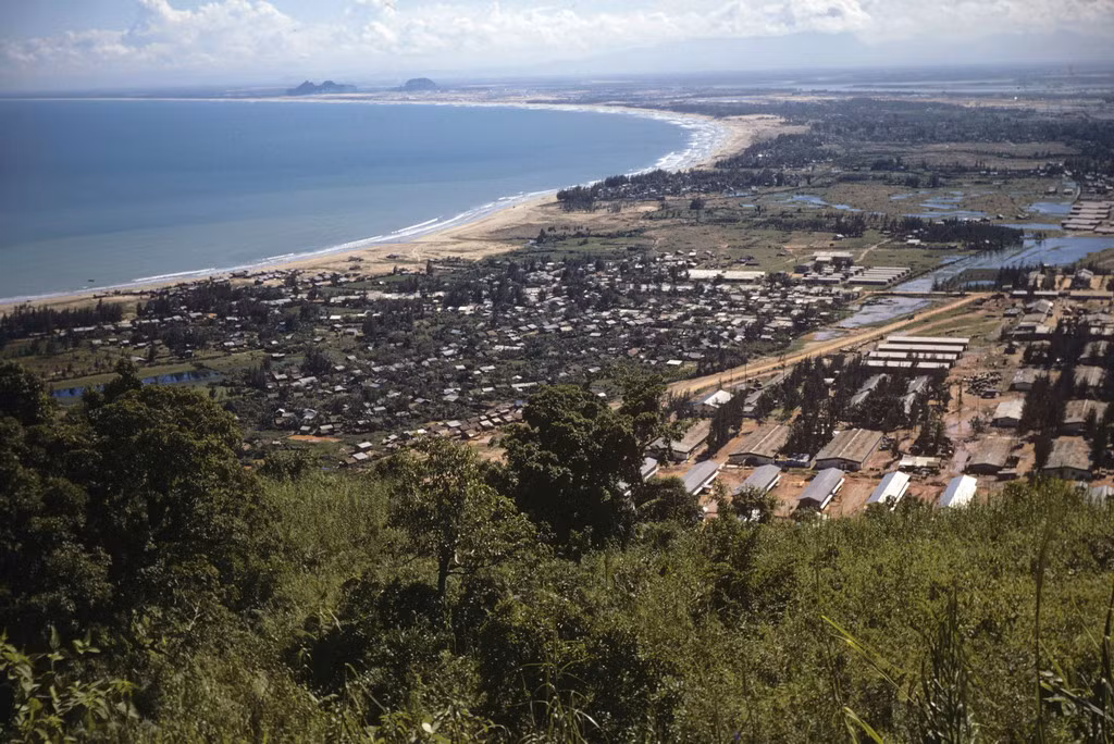 Bãi biển Mỹ Khê và căn cứ Tiên Sa (bên phải) nhìn từ sườn núi phía Nam bán đảo Sơn Trà. Ảnh: Ron Holder.