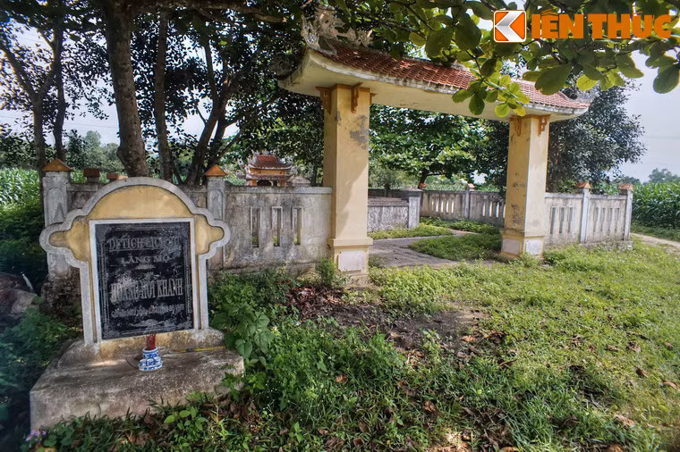 Theo sử sách, Hoàng Hối Khanh sinh vào khoảng nửa đầu thế kỷ 14, ở huyện Yên Định, tỉnh Thanh Hóa. Ông đỗ Tiến sỹ năm 1384, dưới thời vua Trần Phế Đế và đỗ Thái học sinh đời Trần Thuận Tông. Bấy giờ nhà Trần đã suy yếu, quyền hành trong tay Hồ Quý Ly.