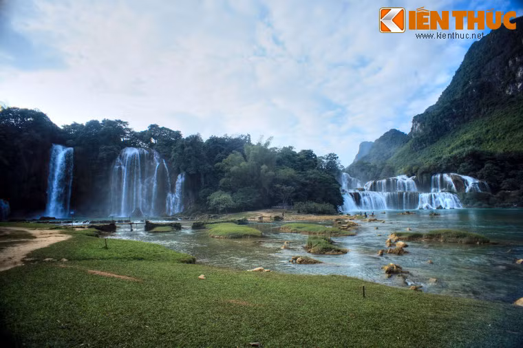 Thác được chia làm hai phần gồm thác chính và thác phụ với tổng chiều rộng là 208 mét.