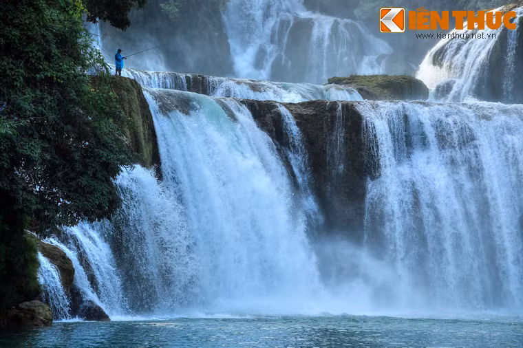 Trước khung cảnh hùng vĩ của dòng thác, sự hiện diện của con người trở nên vô cùng bé nhỏ.