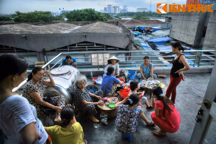 Nếu ghé thăm chợ vào buổi chiều, du khách sẽ có cơ hội khám phá thế giới ẩm thực phong phú, đầy sự tinh tế của xứ Huế.