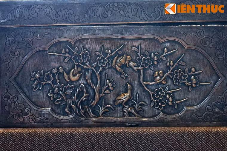Hình ảnh chim và hoa được chạm trên thành hộp.