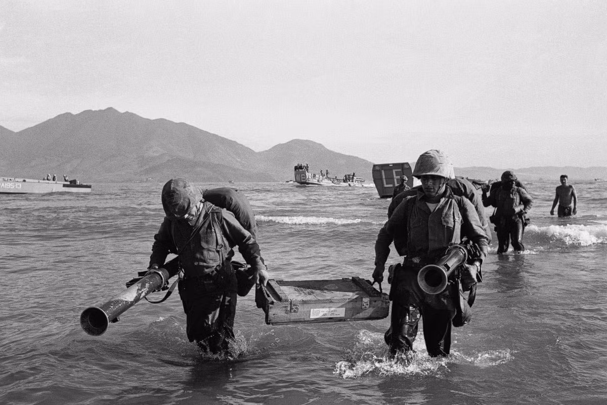 Ngày 8/3/1965, 3.500 binh sĩ thủy quân lục chiến Mỹ đã đổ bộ lên bãi biển Xuân Thiều, phía Tây Bắc thị xã Đà Nẵng. Đây là lần đầu tiên lực lượng tác chiến mặt đất của Mỹ hiện diện ở Việt Nam. Sự kiện này thường được sử gia quốc tế coi là dấu mốc khởi đầu chiến tranh Việt Nam. Ảnh: ABC News.