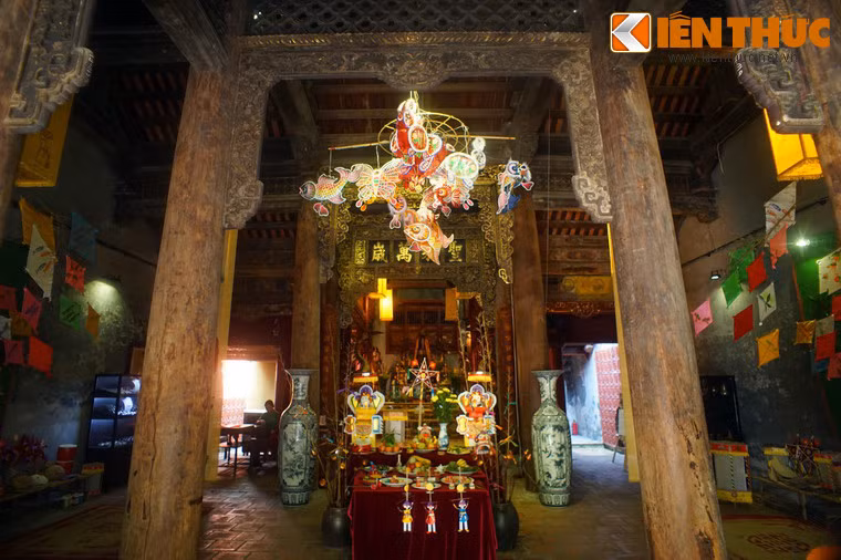 Ngày nay đình có diện tích 575 m2, là ngôi đình rộng nhất phố cổ. Đình có kiến trúc cơ bản gồm: Nghi môn, sân, tiền tế, hậu cung kiến trúc theo kiểu chữ "công".