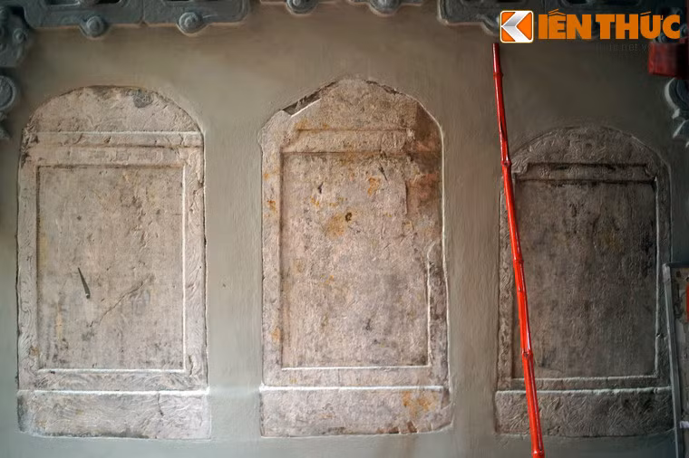 Đình Đông Thành hiện là nơi lưu giữ nhiều di vật quý báu, trong đó có giá trị nổi bật là như 8 tấm bia đá thời Nguyễn ghi lại quá trình xây dựng, trùng tu và những người công đức; 9 đạo sắc phong sớm nhất là đạo sắc niên hiệu Thiệu Trị thứ nhất (1924).