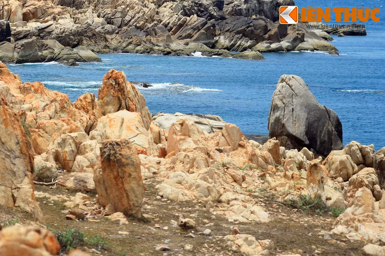 Vì chưa có sự đầu tư về du lịch, Gành Đèn vẫn còn giữ được nét hoang sơ, khoáng đạt của cảnh quan biển đảo đặc trưng khu vực Nam Trung Bộ.