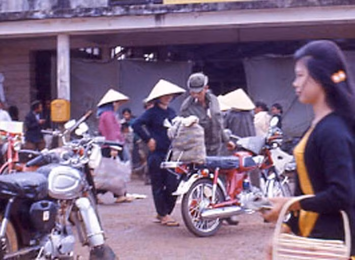 Những chiếc xe máy được dựng la liệt bên ngoài chợ.