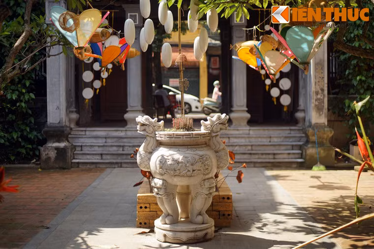 Khi đó, đình vừa là nơi thờ Tổ bách nghệ Hiên Viên, vừa là nơi nhận nguyên liệu và nộp thành phẩm cho Ty quan – cơ quan đại diện cho triều đình. Ngày nay đình có diện tích 575 m2, là ngôi đình rộng nhất phố cổ. Đình có kiến trúc cơ bản gồm: Nghi môn, sân, tiền tế, hậu cung kiến trúc theo kiểu chữ "công".
