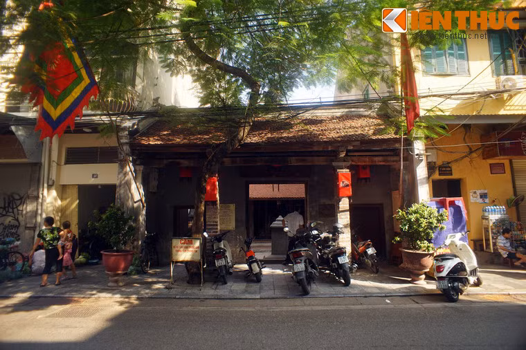 4. Nằm ở số 28 phố Hàng Buồm, đền Quan Đế là một công trình kiến trúc cổ mang nhiều nét độc đáo của khu phố cổ Hà Nội. Theo sử sách, đền được cộng đồng Hoa Kiều gốc Quảng Đông xây dựng vào năm 1819, là nơi thờ Quan Thánh Đế (tức Quan Công). Cho đến đầu thế kỷ 20, đền đã trải qua nhiều lần trùng tu, mở rộng.