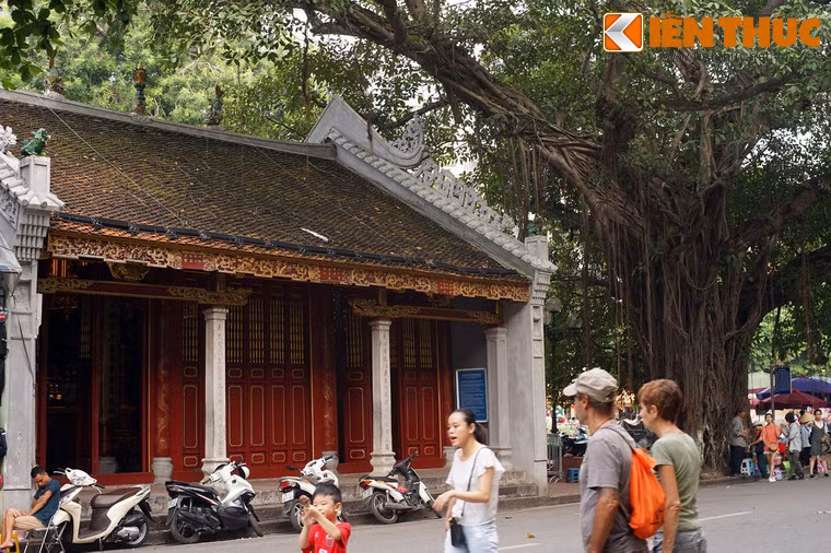 Sắc màu thời gian cùng dáng vẻ uy nghiêm của cây đa góp phần tôn thêm vẻ đẹp của đền Bà Kiệu, một ngôi đền mang nhiều nét kiến trúc đặc sắc của mảnh đất Thăng Long.