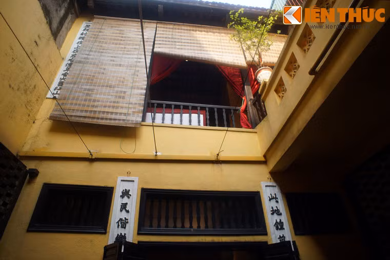 Nét truyền thống của ngôi nhà thể hiện ở những câu đối cổ trang trí từng góc nhà…