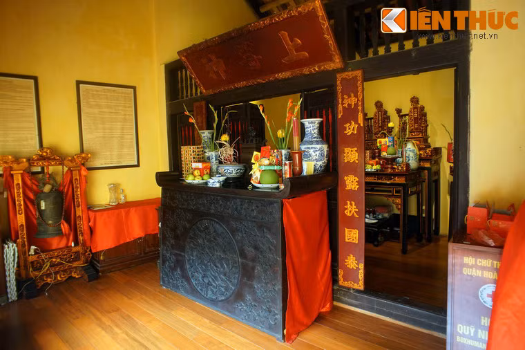Đình được chia làm hai gian. Gian ngoài có một bàn thờ bằng gỗ được chạm hình rồng tinh xảo, bên trên có lư hương bằng đồng, hai bên có giá chuông, giá trống.