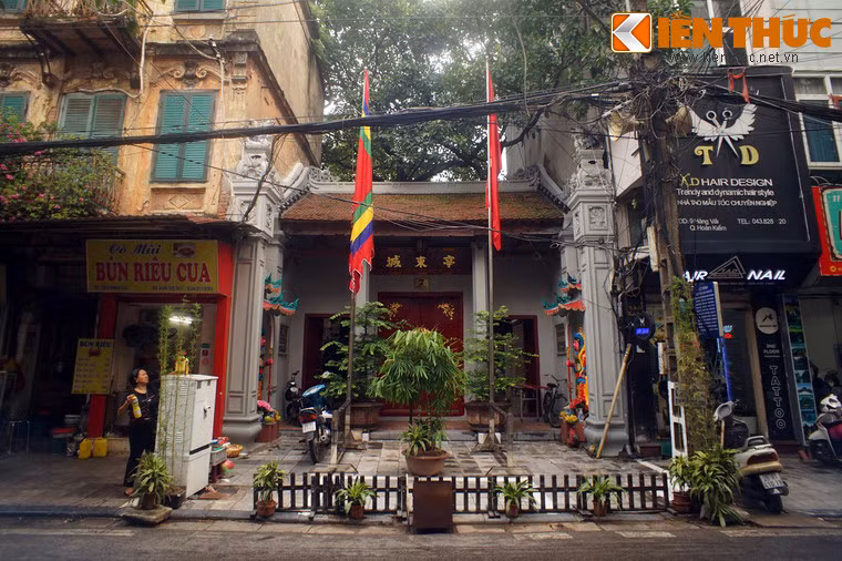 2. Nằm ở số 7 Hàng Vải, đình Đông Thành còn được gọi là đình Hàng Vải, là một trong những ngôi đình cổ có không gian rộng rãi và kiến trúc đẹp nhất khu phố cổ Hà Nội.