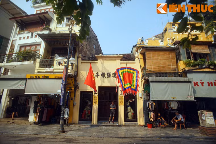 3. Nhà cổ 38 Hàng Đào có một lịch sử đặc biệt mà không phải ai cũng biết. Ngôi nhà này nguyên là đình Đồng Lạc, được xây dựng từ thời Lê (thế kỷ 17) với quy mô bề thế. Do chiến tranh, đình bị phá huỷ. Năm 1941, nhà được xây lại hai tầng, theo kiến trúc kết hợp truyền thống – hiện đại.