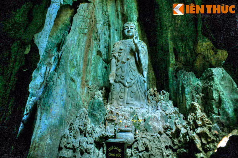 Nằm sau chùa Linh Ứng thuộc núi Thủy Sơn, ngọn núi chính của quần thể danh thắng Ngũ Hành Sơn, động Tàng Chơn là một hang động chứa đựng những chứng tích lịch sử hết sức quý giá của mảnh đất Đà Nẵng.
