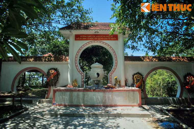 Khi đã đặt chân lên nơi đây, xin đừng quên thắp một nén hương tưởng nhớ những người đã đóng góp xương máu cho đất nước có một ngày hôm nay bình yên và tươi đẹp…