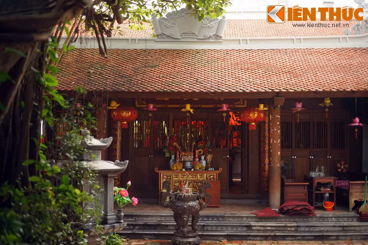Theo các sử liệu, đình có tuổi đời trên dưới hai thế kỷ. Các công trình kiến trúc hiện nay của ngôi đình cổ được tập trung trong một không gian khép kín, bao gồm: Nghi môn, Tiền tế, Ống muống và Hậu cung, hợp thành hình chữ Công với tổng diện tích 460m2.
