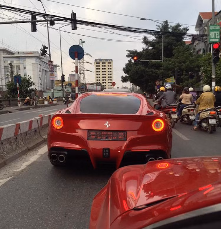 Một mẫu siêu xe "hàng độc" khác tại Việt Nam là Ferrari F12Berlinetta cũng đã bị bắt gặp khi đang đi chơi xuân.
