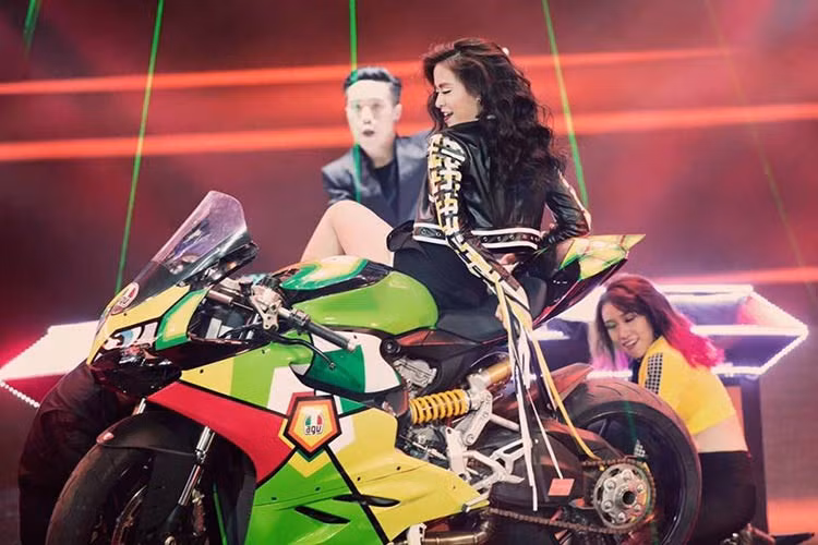 Chiếc sportbike Ducati 899 Panigale sơn tem đấu AGV này đã từng xuất hiện cùng ca sĩ Hoàng Thùy Linh trong một liveshow thuộc chương trình The Remix Hòa Âm Ánh Sáng.