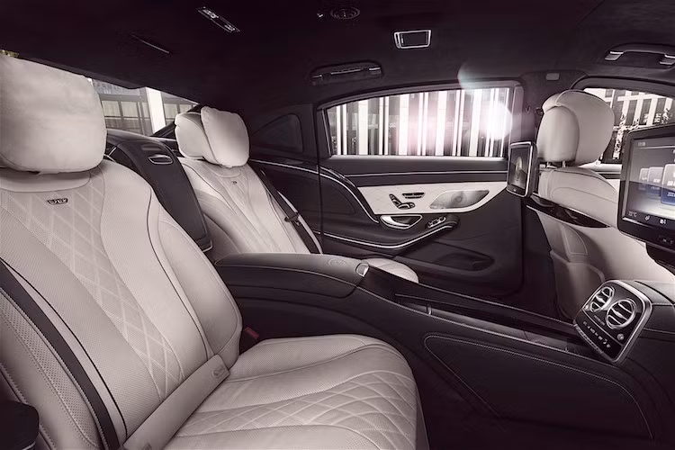 Bên trong nội thất của Maybach S600 Guard cũng có đầy đủ các tiện nghi siêu sang hiện đại nhất, cao cấp nhất như phiên bản thường để phục vụ tối đa các "VIP". Nhờ có chiều dài cơ sở lớn, 2 hành khách ở hàng ghế sau có một không gian cực kỳ thoải mái và rộng rãi.