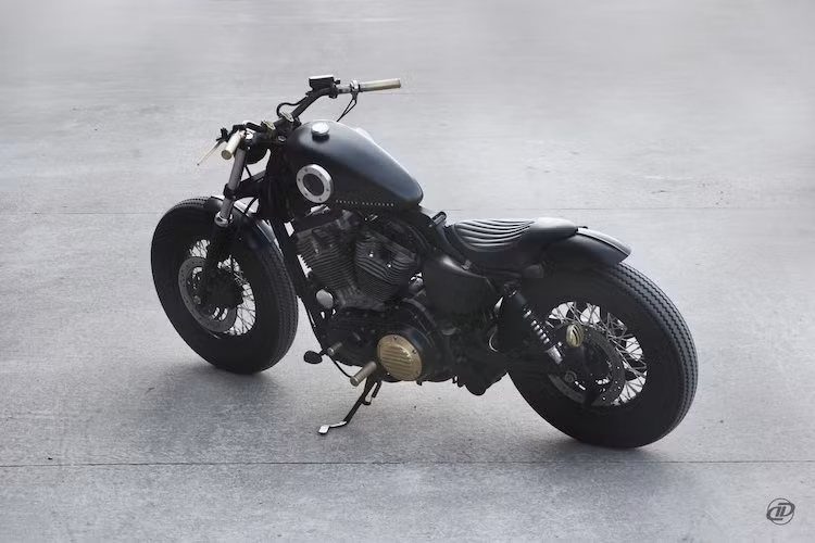 Theo đúng phong cách bobber, dè sau của chiếc Sportster 883 đã được cắt ngắn, đi kèm với yên solo mảnh dẻ. Đèn hậu của chiếc xe cũng có lưới đồng và được dời vị trí xuống pát biển số nằm cạnh bánh sau.