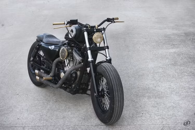 Khởi đầu từ một chiếc Harley-Davidson Sportster 883 đời 2005, chủ xe tại Hà Nội đã đặt một xưởng độ "làm mới" lại chiếc xe của mình theo phong cách bobber cổ điển đầy cá tính.