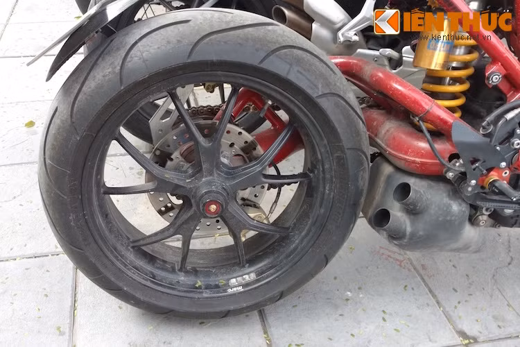 Toàn bộ phần gắp đơn phía sau và cặp mâm Marchesini từ Monster S4RS khiến cho bản độ cafe racer cổ điển này trở nên hiện đại hơn, giống những chiếc Ducati mới nhất.