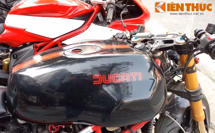 Một trong những chi tiết quyết định tới vẻ ngoài cafe racer cổ điển của chiếc xe là bình xăng được lấy từ dòng xe hoài cổ Ducati Sport Classic 1000. Anh Hoàng còn kỳ công đặt tem dán chữ Ducati trên bình xăng với phông chữ theo đúng phong cách những chiếc xe cổ điển của hãng.