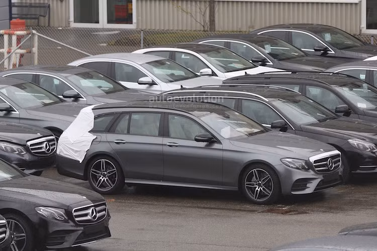 Trong số những phiên bản sắp được tung ra của Mercedes-Benz E-Class thế hệ mới, nhiều khả năng bản thân xe wagon 5 cửa sẽ được hãng tung ra đầu tiên.