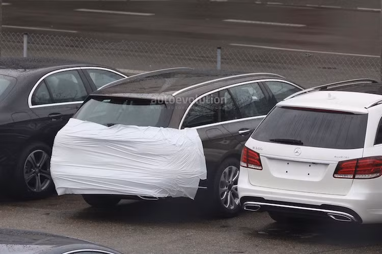 Được phát triển nhằm đáp ứng chủ yếu cho nhu cầu của người châu Âu, E-Class Wagon cũng sẽ có đầy đủ các phiên bản động cơ như sedan, bao gồm cả phiên bản E63 AMG với động cơ V8 tăng áp kép cực mạnh. Nhiều khả năng chiếc xe sẽ được Mercedes giới thiệu sớm nhất là vào triển lãm Geneva tới.