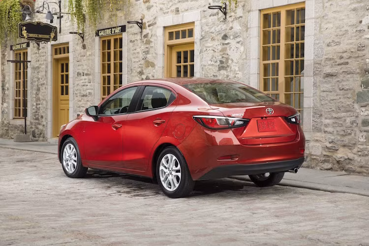 Ở phía sau, Yaris sedan cũng chỉ khác Mazda 2 sedan ở các logo của Toyota.