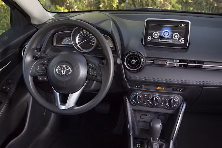 Nội thất của Yaris sedan cũng được "bê nguyên" từ Mazda 2 sang, tuy nhiên được trang bị sẵn một số tính năng vốn chỉ là tuỳ chọn trên Mazda.