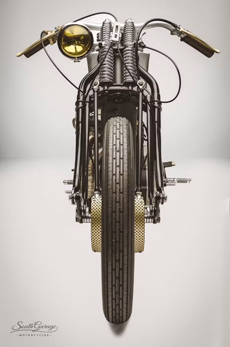 Để tạo ra "chất" cổ điển cho chiếc Sportster, South Garage đã "dỡ tung" chiếc xe và thay thế hầu hết các chi tiết. Bắt đầu từ phía trước, cặp phuộc ống lồng nguên bản đã được thay bằng phuộc "giò gà" springer cùng vành nan và phanh đùm.