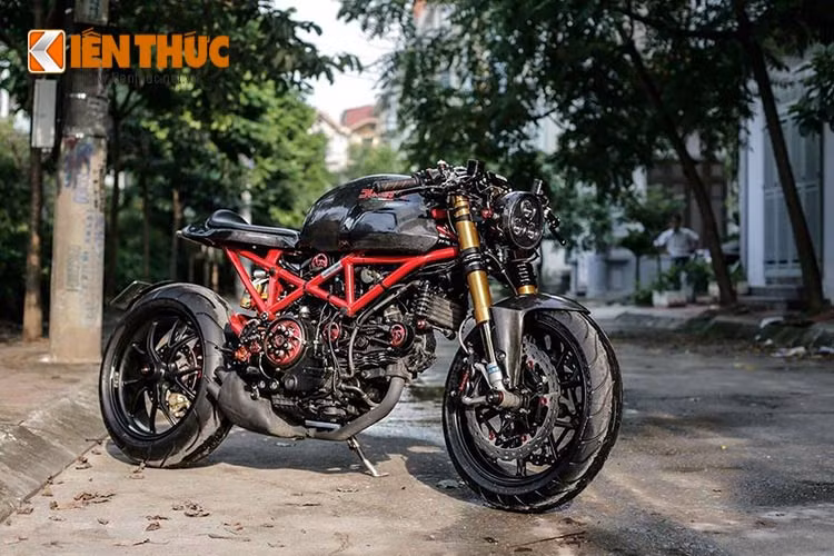 Chủ nhân của chiếc Ducati Monster 1000 độ phong cách cafe racer "có một không hai" tại Việt Nam này là biker Nguyễn Hoàng Nam tại Hà Nội với "nick name" Gà Béo.