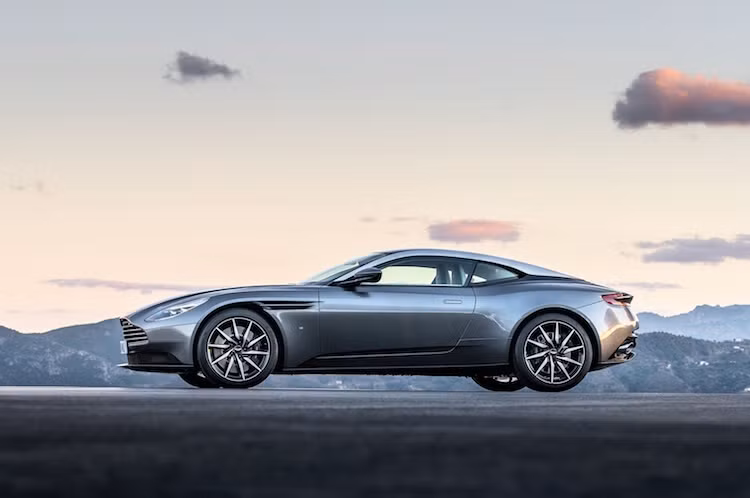 Là mẫu xe đầu tiên hợp tác thiết kế cùng Mercedes-AMG, DB11 sẽ được trang bị động cơ V12 tăng áp kép 5.2l hoàn toàn mới, với công suất khoảng 600 mã lực và kết hợp với hộp số tự động 8 cấp.