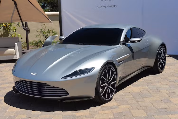 Là "hậu duệ" của dòng DB9 hiện tại tuy nhiên chiếc siêu coupe Aston Martin DB11 không được gọi là DB10. Tên gọi DB10 đã được Aston Martin dành riêng cho mẫu xe của điệp viên 007 James Bond trong tập phim mới nhất Spectre.
