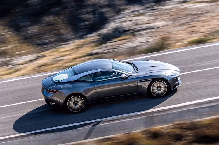 Mặc dù dùng động cơ AMG nhưng DB11 sẽ tiếp tục sử dụng khung sàn nhôm VH được cải tiến từ dòng DB9 hiện tại. Những thông tin chi tiết hơn về chiếc xe sẽ được Aston Martin hé lộ tại triển lãm Geneva 2016.