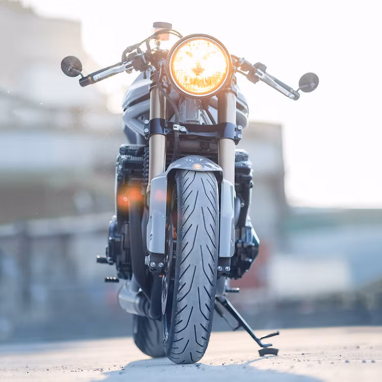 Ở phía trước, cặp phuộc USD được Darrick lấy từ Suzuki GSX-R1000 kèm theo bánh của Triumph Speed Triple.