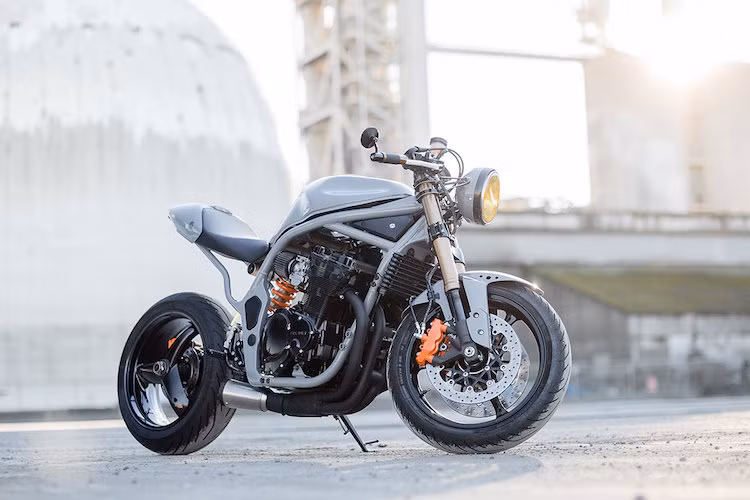 Chủ nhân của chiếc Suzuki Bandit 600S độ cafe racer này là Darrick Bartley - một biker sống tại Washington, Mỹ. Chiếc Bandit nguyên bản vốn không được dân chơi xe ưa chuộng, nhưng Darrick đã nhìn ra vẻ đẹp của bộ khung xe và tiềm năng từ khối động cơ 4 xi-lanh.