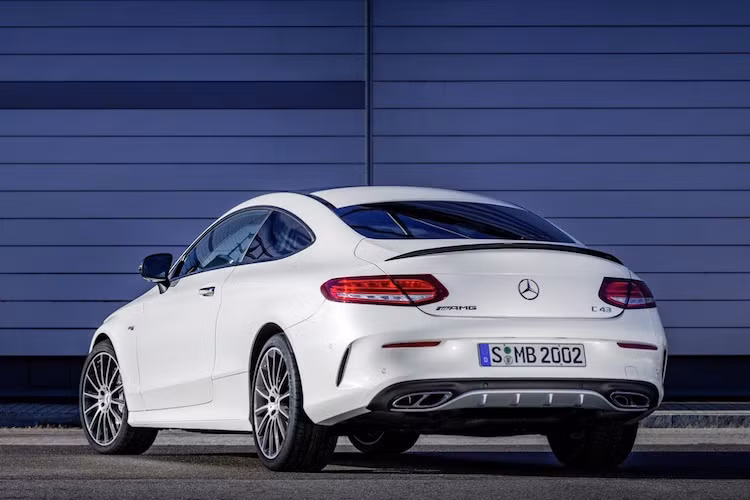 Ngoài ra, một số chi tiết đã từng xuất hiện trên C63 AMG cũng đã được Mercedes đưa xuống C43 AMG 4MATIC như hệ thống treo thể thao điều chỉnh 3 chế độ RIDE CONTROL hay phanh có đường kính đĩa lớn hơn.