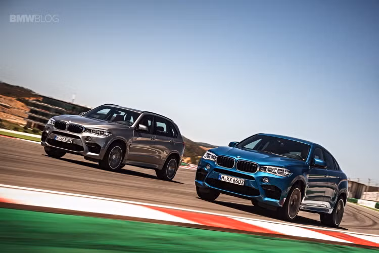BMW X5M/X6M: Động cơ 4.4l V8 tăng áp kép, công suất tối đa 567 mã lực và mô-men xoắn cực đại 749 Nm.