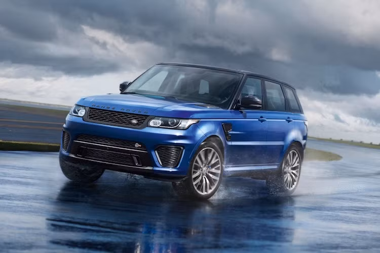 Range Rover Sport SVR: Động cơ 5.0 V8 siêu nạp, công suất tối đa 550 mã lực và mô-men xoắn cực đại 680 Nm.