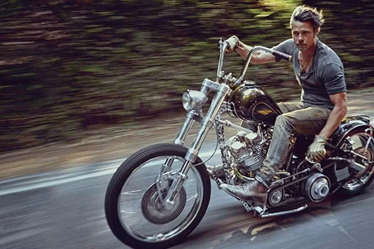 Brad Pitt cưỡi trên chiếc môtô phân khối lớn, băng qua những con đường rừng như một tay đua thứ thiệt. Lái xe môtô ở những vùng quê hay núi đồi hoang vắng mang lại cảm giác tự do và xả street cho tài tử Hollywood này, anh chia sẻ.