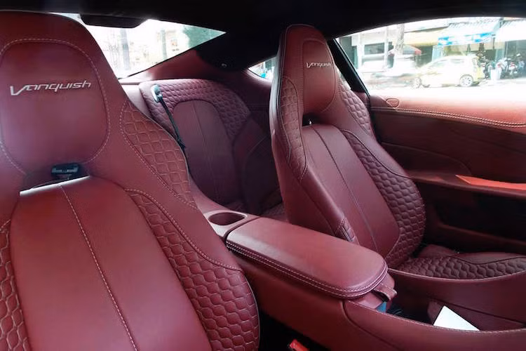 Là một mẫu xe du lịch sang trọng (GT), nội thất của Vanquish xa hoa và lộng lẫy với phần lớn những bề mặt bọc da màu đỏ cao cấp, kết hợp với những chi tiết sợi carbon óng ánh dưới nắng. Một số chi tiết nội thất của Vanquish còn lấy cảm hứng từ siêu xe hàng đầu One-77 của Aston.