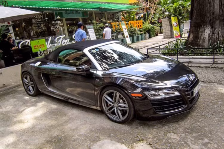 Đây là chiếc Audi R8 V10 mui trần đầu tiên tại Việt Nam được đăng ký biển số chính thức, và cũng là chiếc duy nhất thuộc phiên bản nâng cấp giữa vòng đời năm 2013 của dòng xe này.