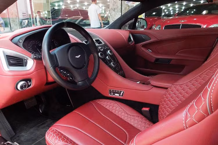 Đây là chiếc siêu xe Aston Martin Vanquish thế hệ thứ 2 đầu tiên được nhập về Việt Nam. Được sản xuất từ 2001-2007, thế hệ Vanquish đầu tiên nổi tiếng với vai trò là xe của điệp viên James Bond trong phần phim Die Another Day. Tuy nhiên phải tới năm 2012, Vanquish thế hệ II mới được ra mắt để thay thế cho DBS trước đó.