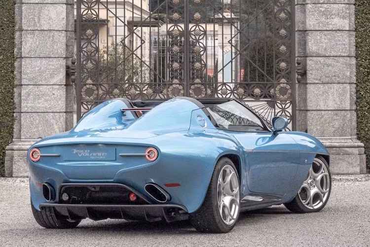 Nguồn cảm hứng để Carrozzeria Touring Superleggera thiết kế ra Disco Volante Spider được lấy từ mẫu xe đua thể thao Alfa Romeo C52 đời 1952, hay còn được biết đến với "nickname" Đĩa Bay.