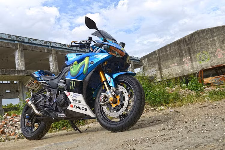 Tại Đài Loan, Yamaha R3 vốn rđược bán với phiên bản tem Movistar. Tuy nhiên dựa trên phiên bản này, một biker Đài Loan đã tiếp tục "trang trí" chiếc xe bằng hàng loạt "đồ chơi" khủng, khiến R3 trở nên hấp dẫn hơn.